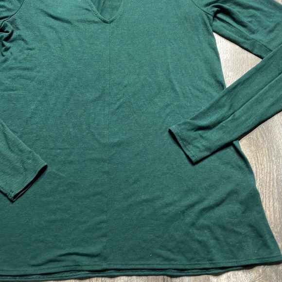 Express Women’s Forest Green Keyhole V Neck Long Sleeve Shirt, size small - Picture 5 of 9